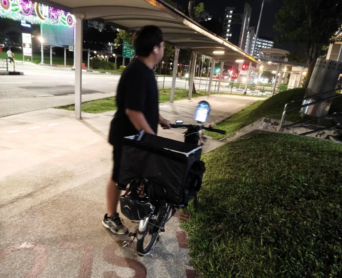 曹先生说，送餐员后来却趁他不留神，骑上代步工具逃离现场。（受访者提供）