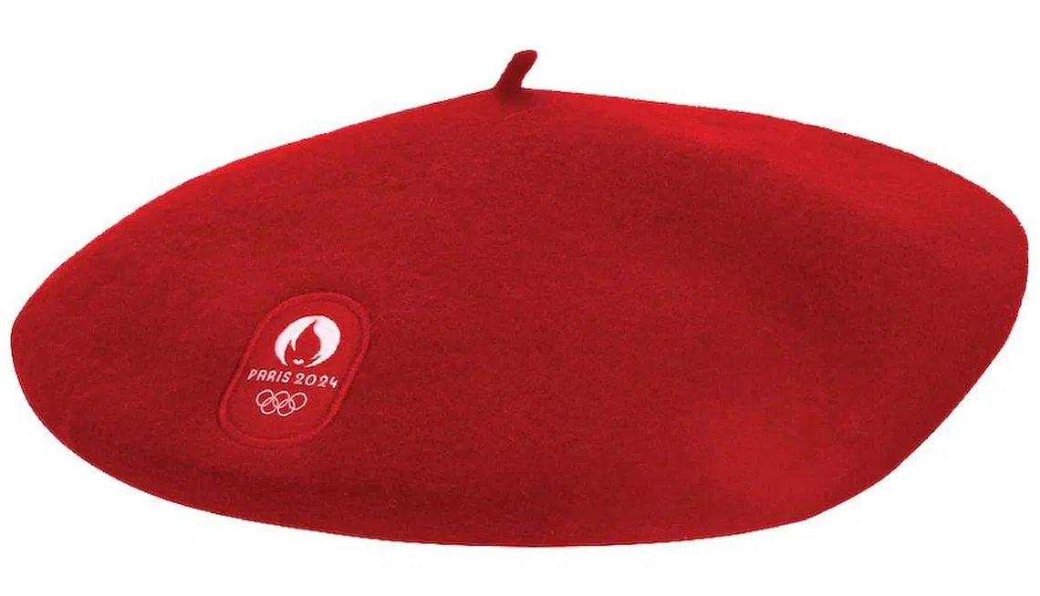 红色贝雷帽一旁印有巴黎奥运会会徽。（取自官网）