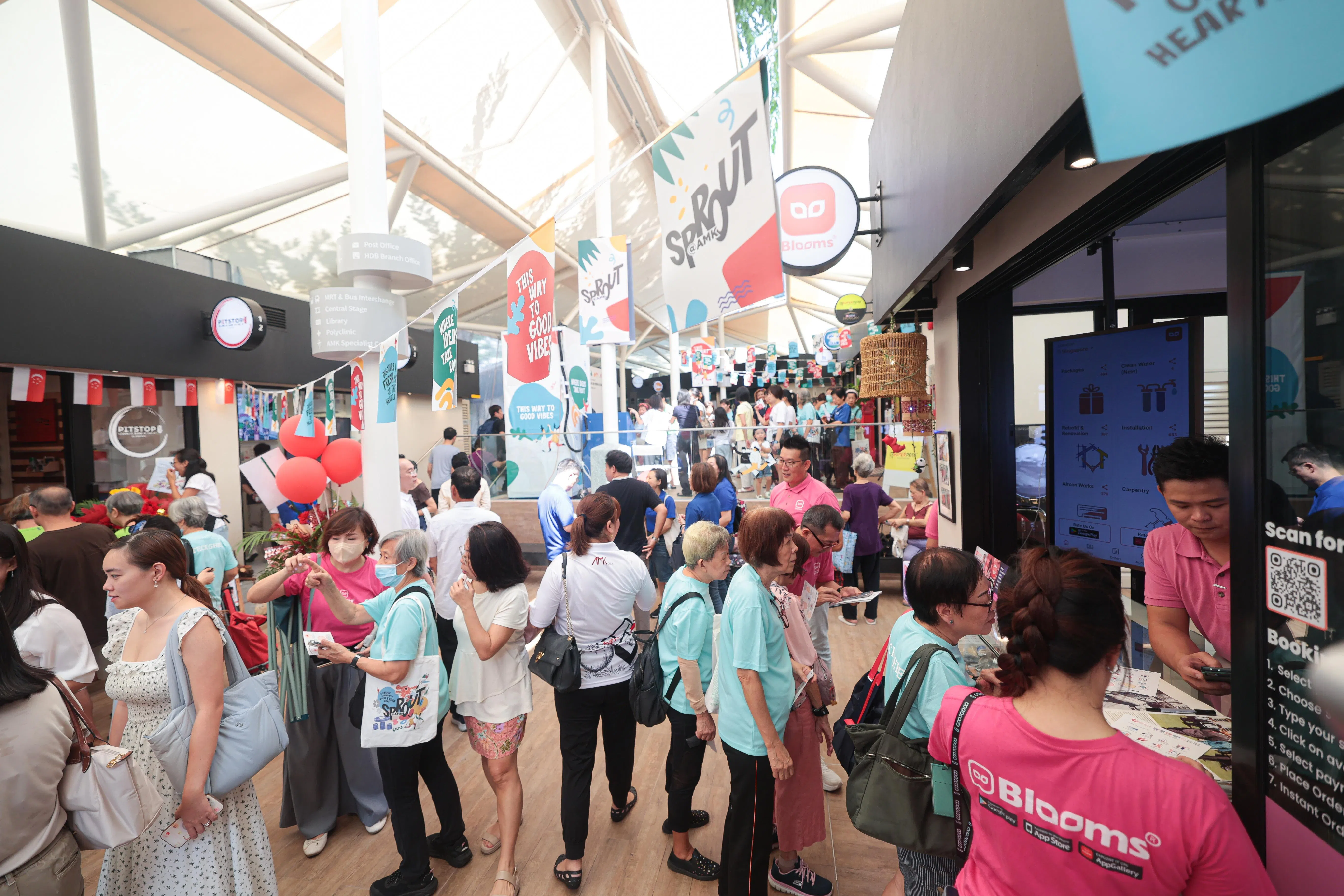 “宏茂桥创新天地”在宏茂桥6道第713A座组屋旁，星期天（9月21日）吸引不少民众前去体验。（李冠卫摄）