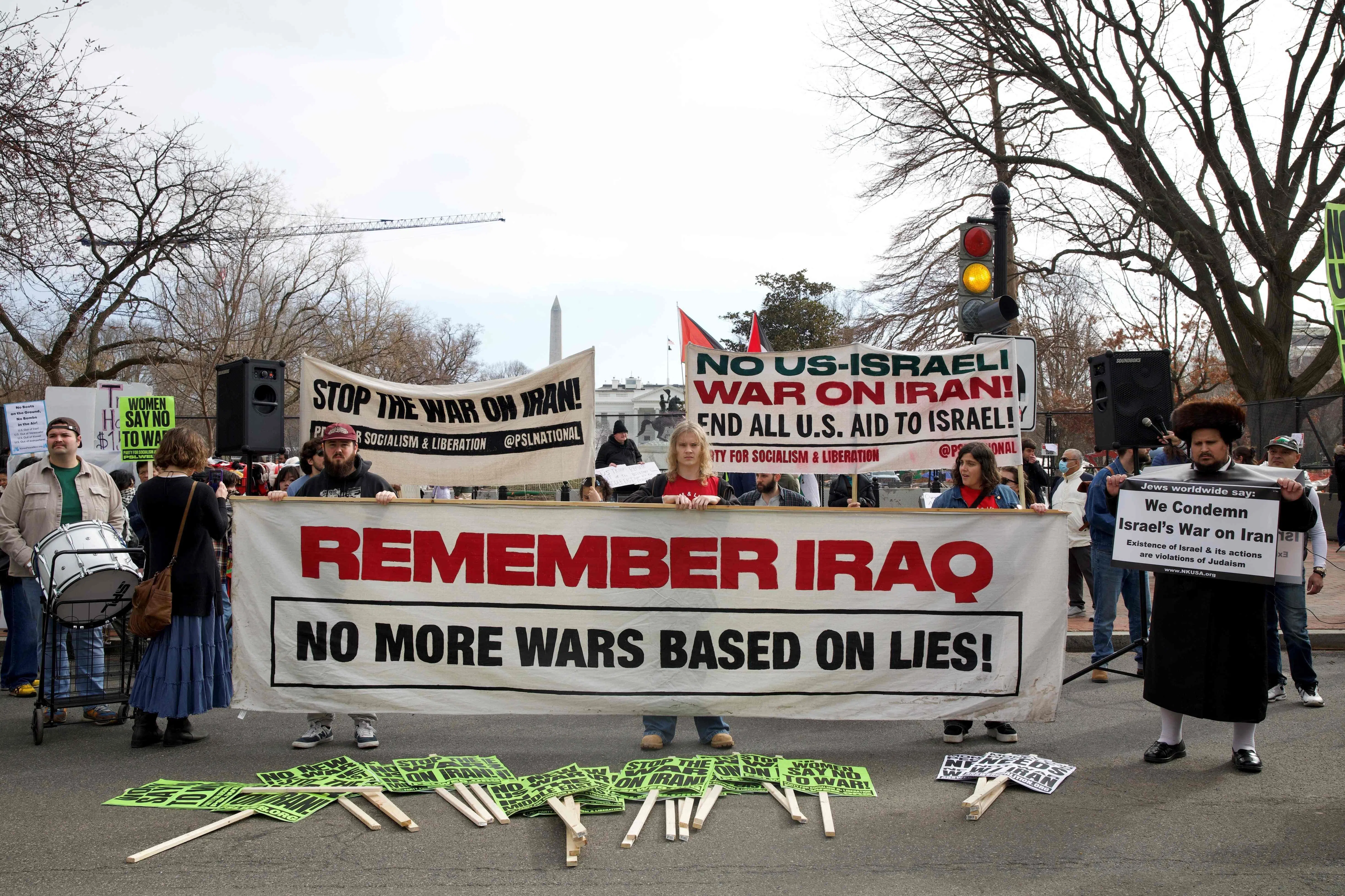 示威者聚集在华盛顿特区的白宫前，呼吁通过外交途径解决问题。他们把当前针对伊朗或其他地区的军事行动与2003年的伊拉克战争类比，担心政府可能再次以夸大或虚假的理由发动战争，造成大量平民和士兵伤亡。（法新社）