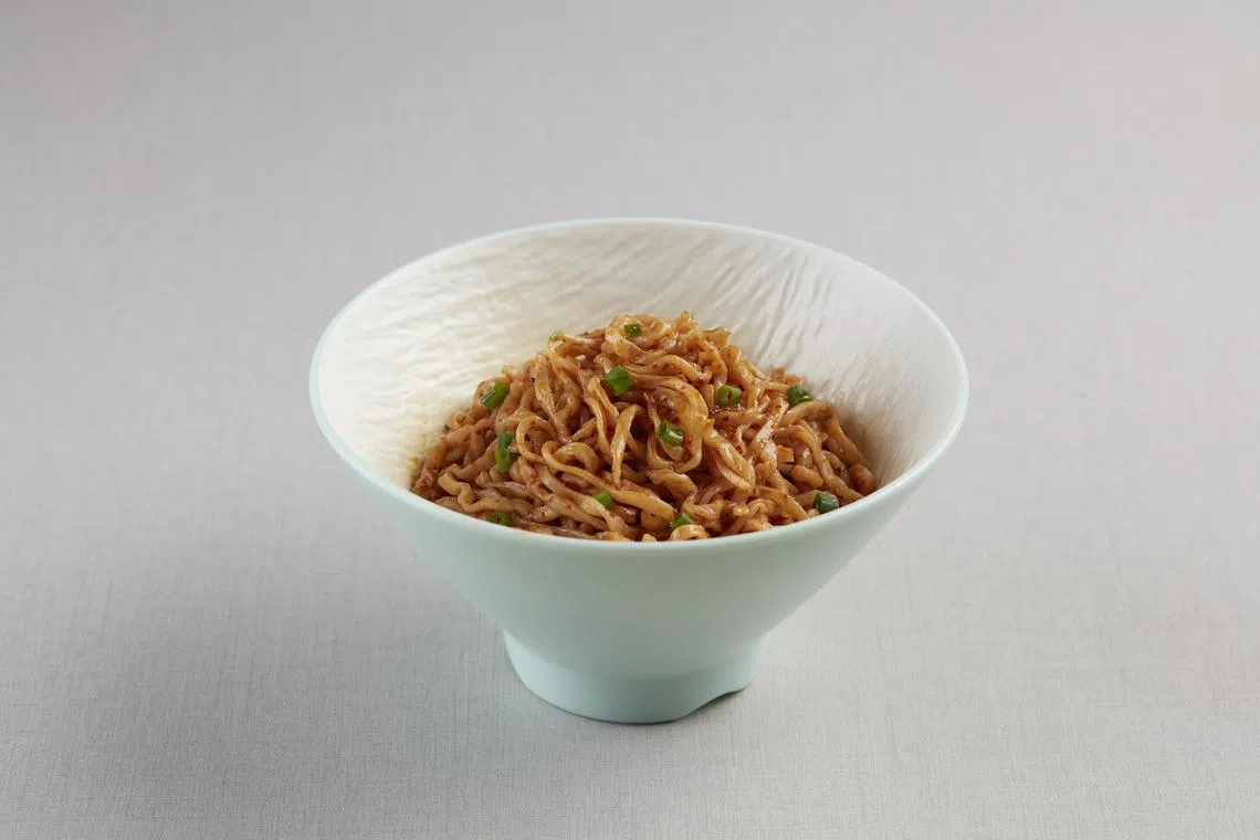 乐妈饺子有辣拌面等面食。（餐馆提供）