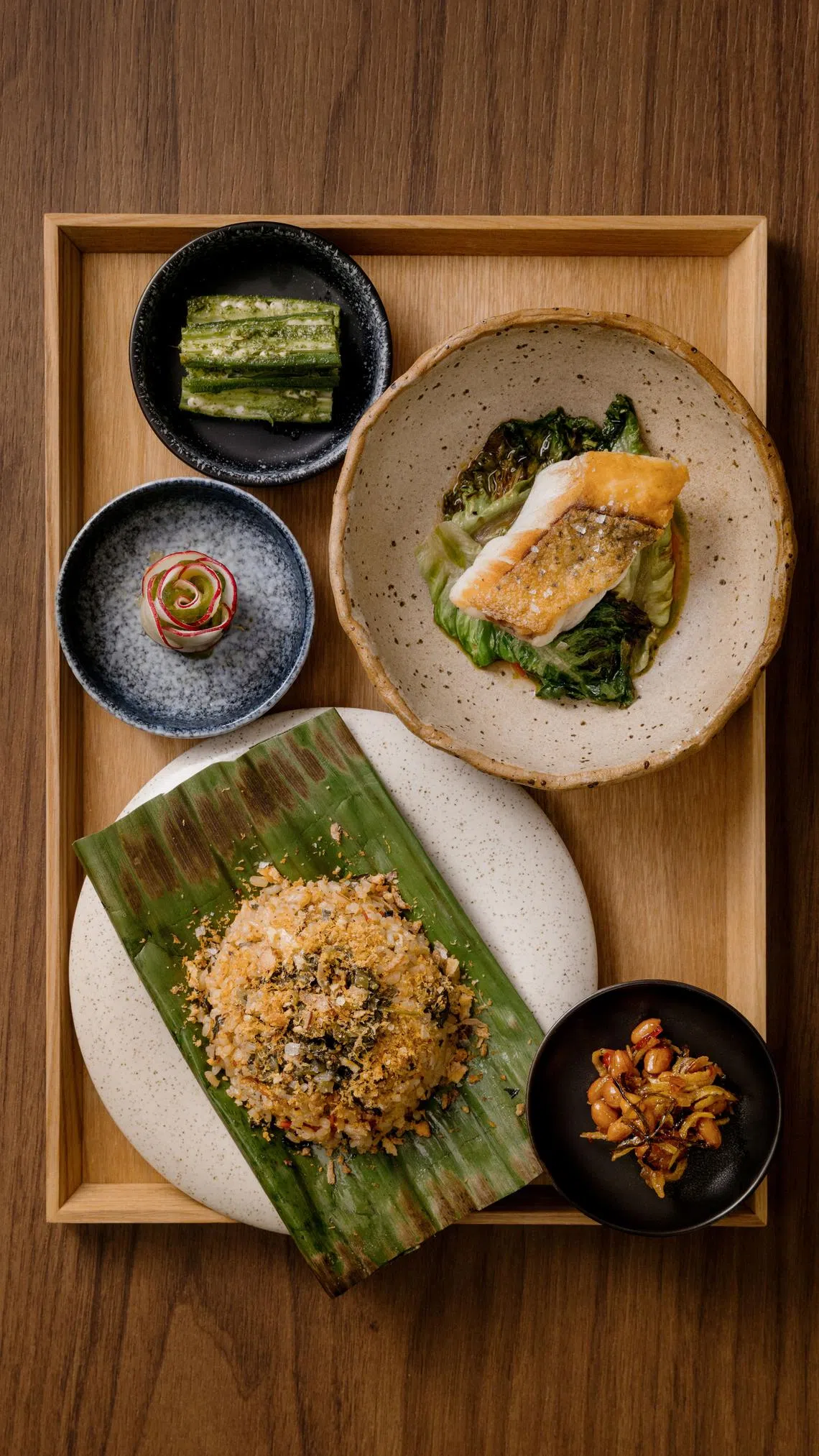 炒香草饭搭配炸鱼片、江鱼仔花生和两个小菜。（餐馆提供）