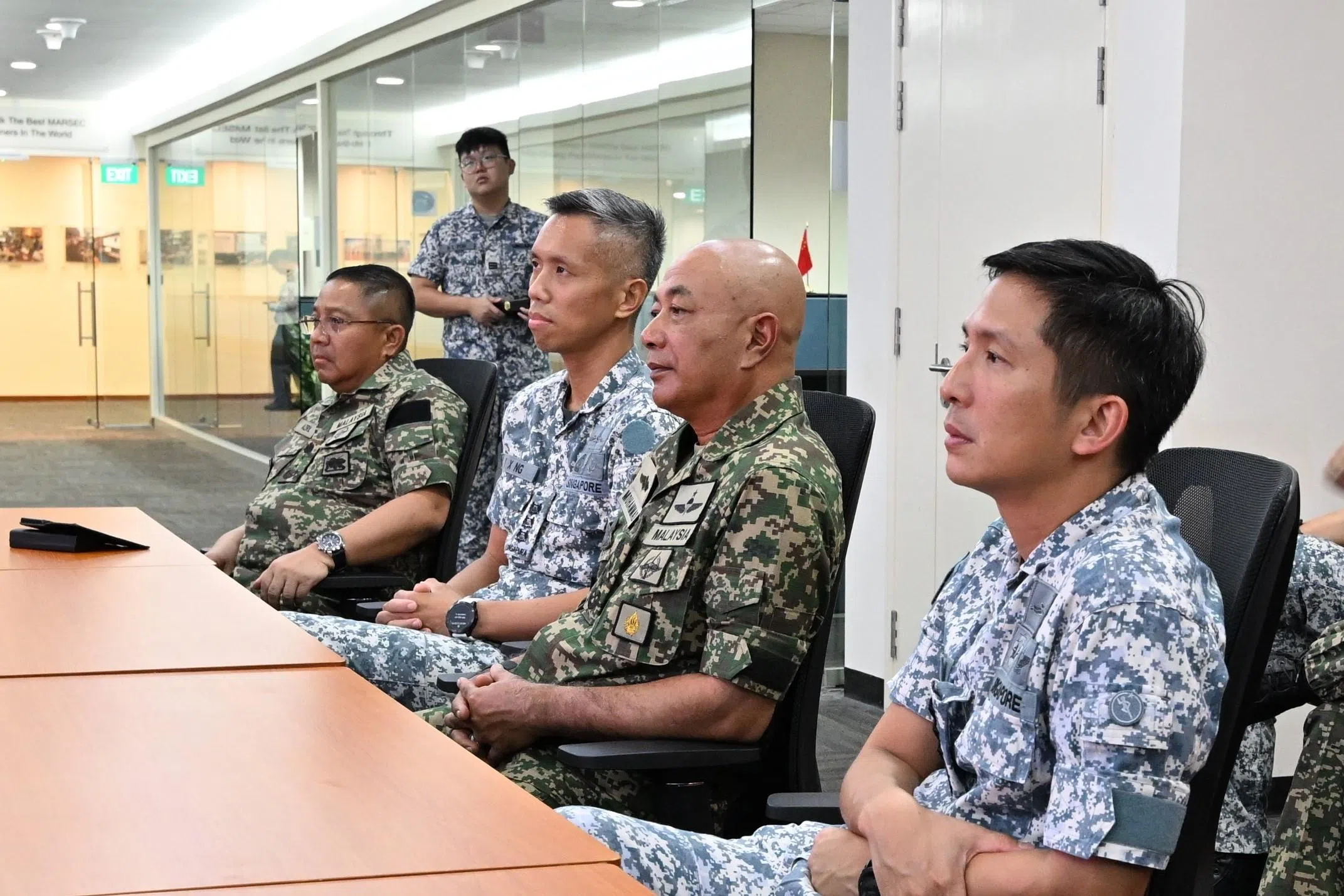 马来西亚武装部队总司令穆罕默德阿布拉赫曼（右二）5月13日在新加坡武装部队总长孟耀诚海军中将（右一）的陪同下，参观设在樟宜海军基地的新加坡海军资信汇合中心（Information Fusion Centre）。（国防部提供）