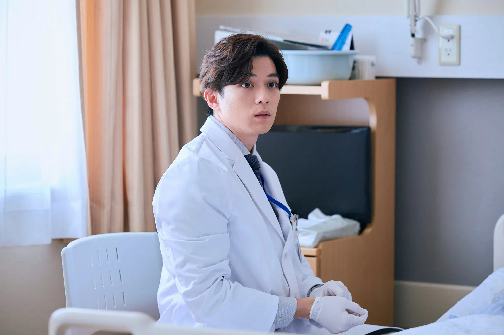 新田真剑佑饰演技术高超的外科医生，性格理性淡漠且冷酷傲慢。（互联网）