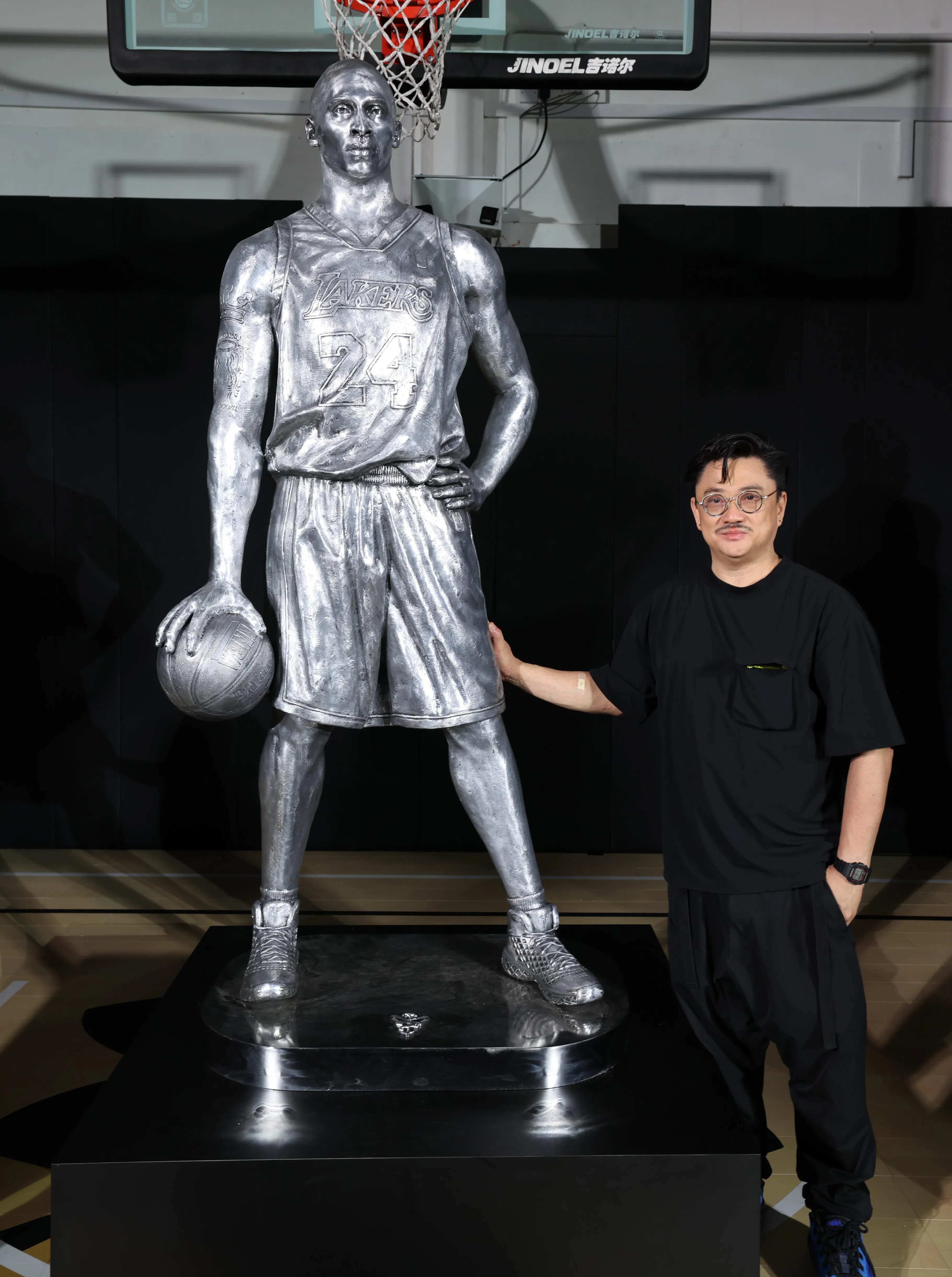 罗杰瀚（右）耗时半年完成这一雕塑，并尝试使用铝材而非钢材进行创作。（梁麒麟摄）