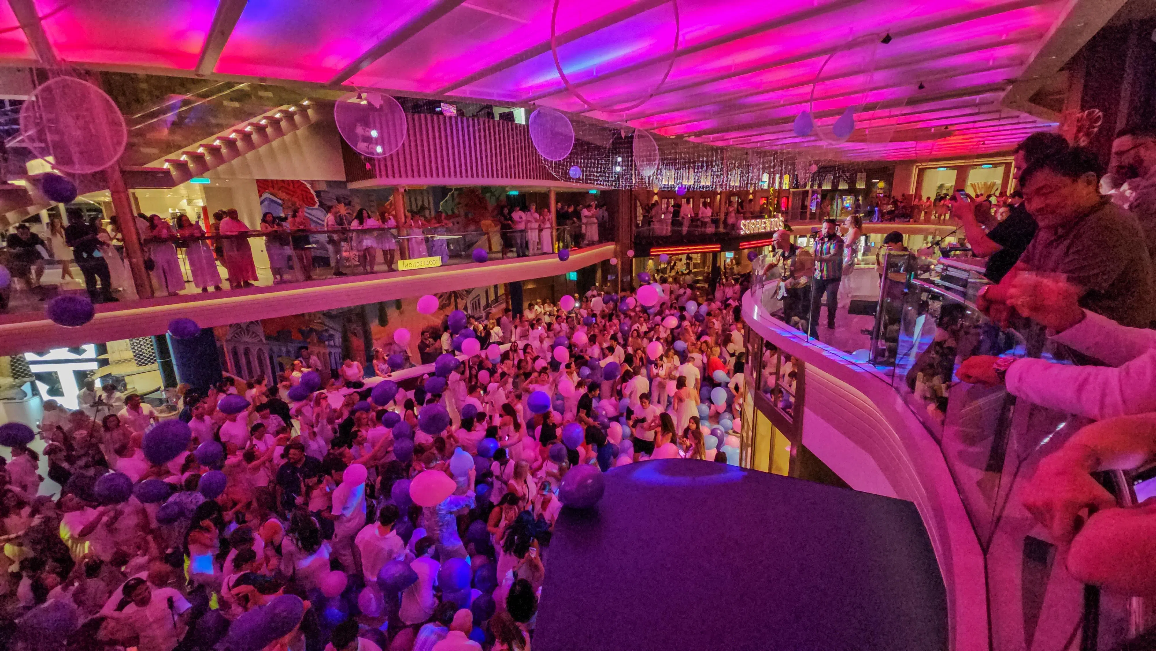 “海洋之星号”的中央大街，是举办各类大型聚会的不二之选。（刘嘉铿摄）