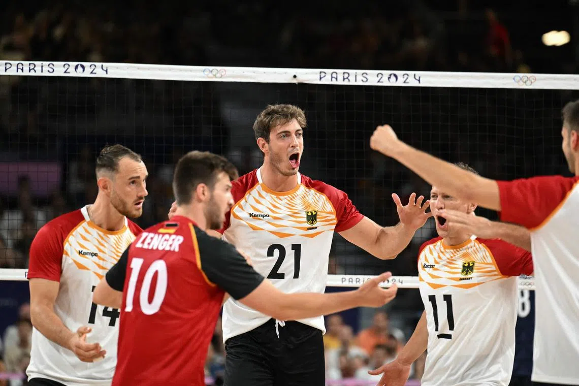 身高213公分的克里克（中）总是赛场上最显眼的存在。（法新社）