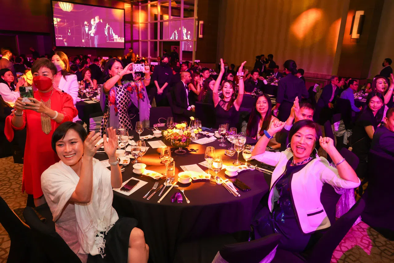 在新加坡金字品牌奖颁奖典礼晚宴上，无论台上是谁得奖，台下宾客热情高涨，不吝给予欢呼和掌声。（档案照片）