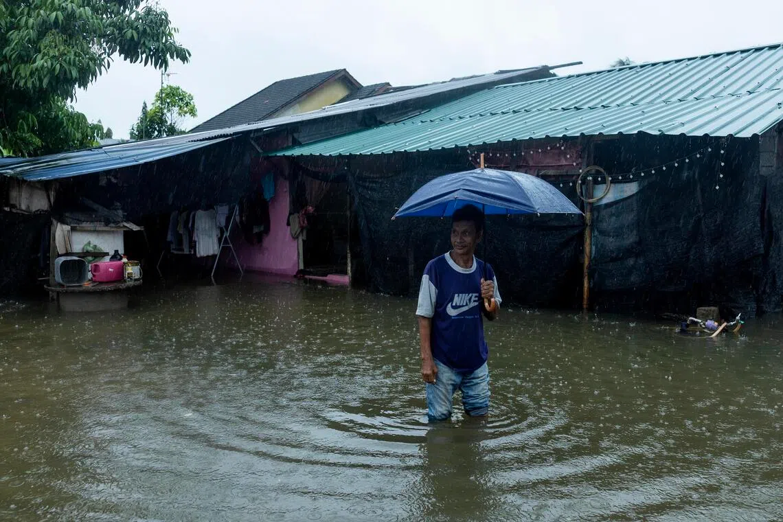 过去几天持续强降雨导致马来西亚吉兰丹州首府哥打峇鲁多地星期天（11月23日）发生大水灾，积水深及成人的膝盖部位。（马新社）