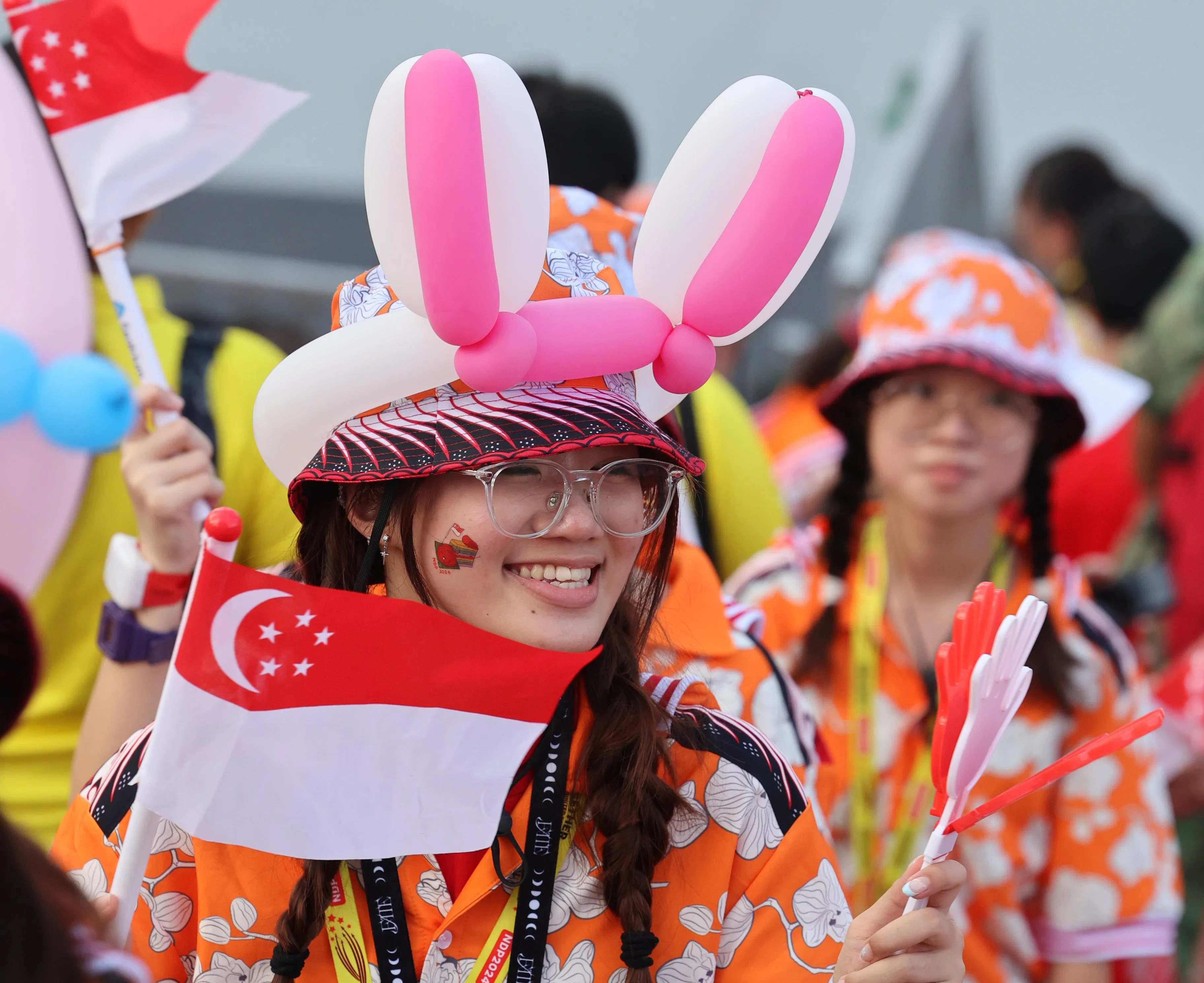 2万7000人的观众席上，亲切的热场人员与公众互动，没有冷场。（唐家鸿摄）