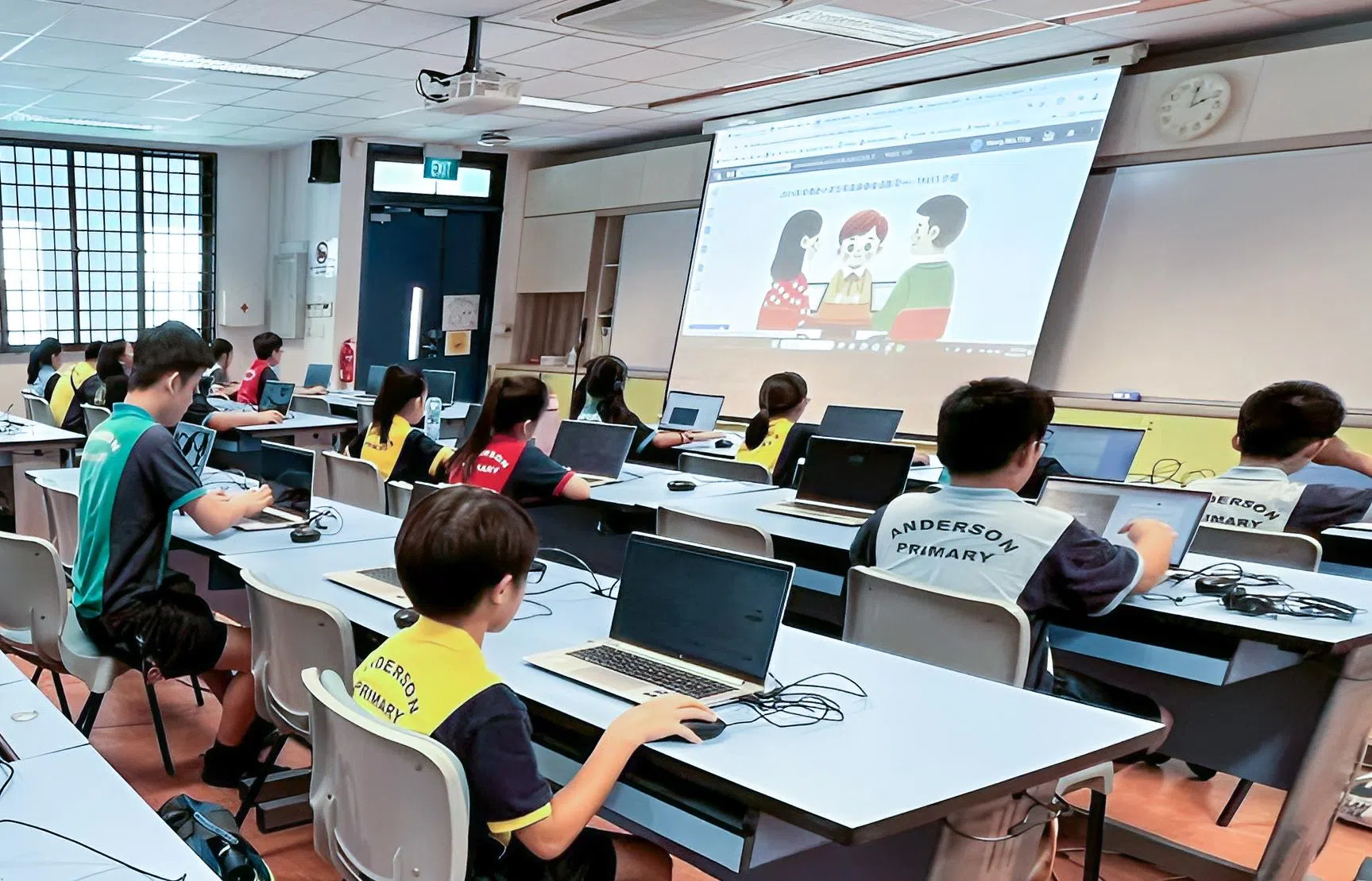 安德逊小学的学生用学生学习平台（Student Learning Space）上华文课，并在平台上做黄美婷用“创作副驾”辅助出的题目。（受访者提供）