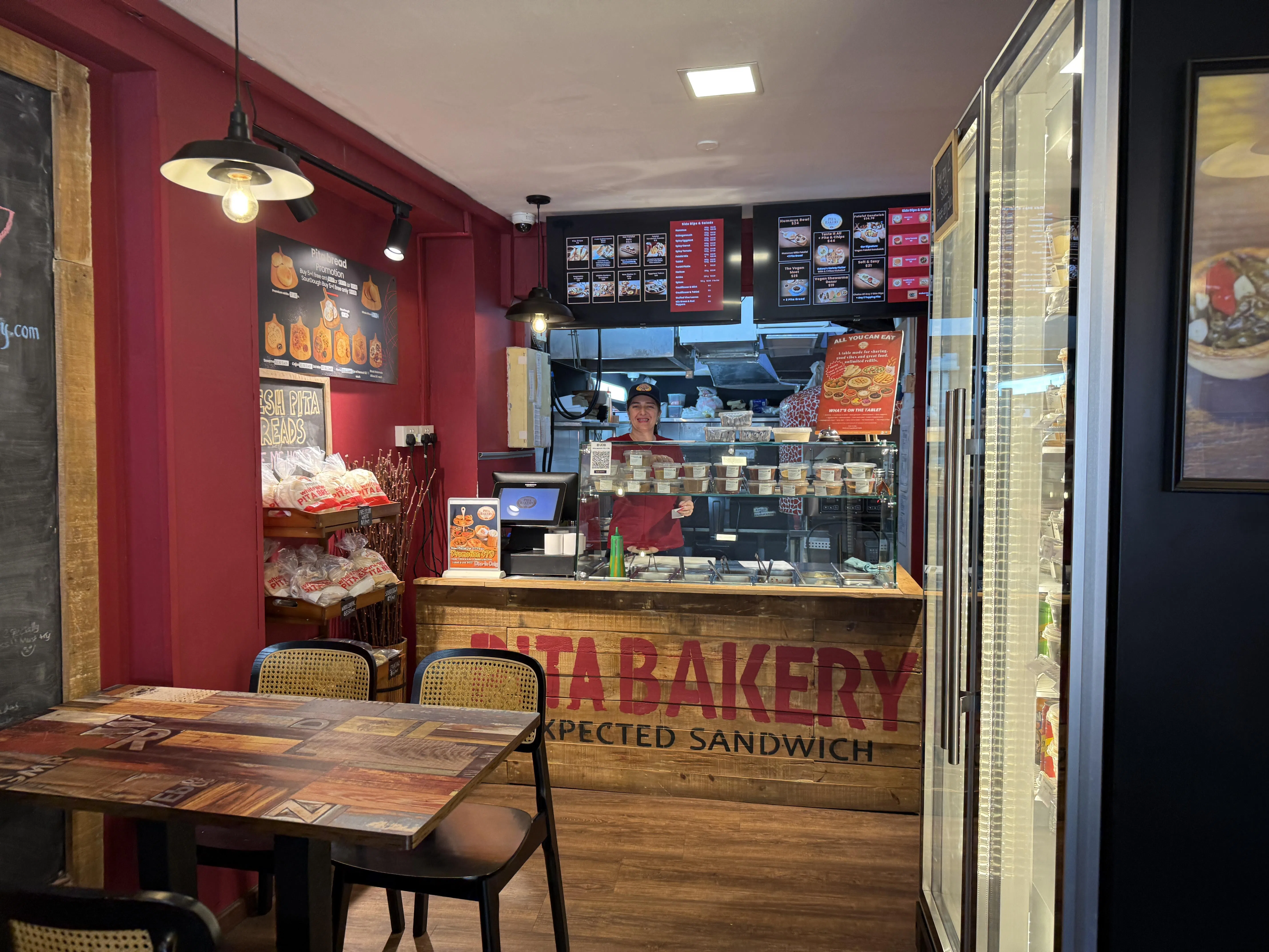 Pita Bakery提供堂食空间，菜单主打纯素地中海菜肴如中东蔬菜球（falafel，又名炸鹰嘴豆饼）、皮塔面包，沙拉和小菜等。（陈映蓁摄）