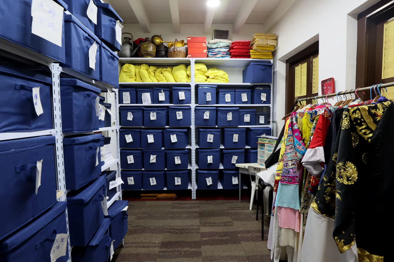 平社的戏曲服饰和用品分门别类收纳，并实现电脑录入和查找。（龙国雄摄）