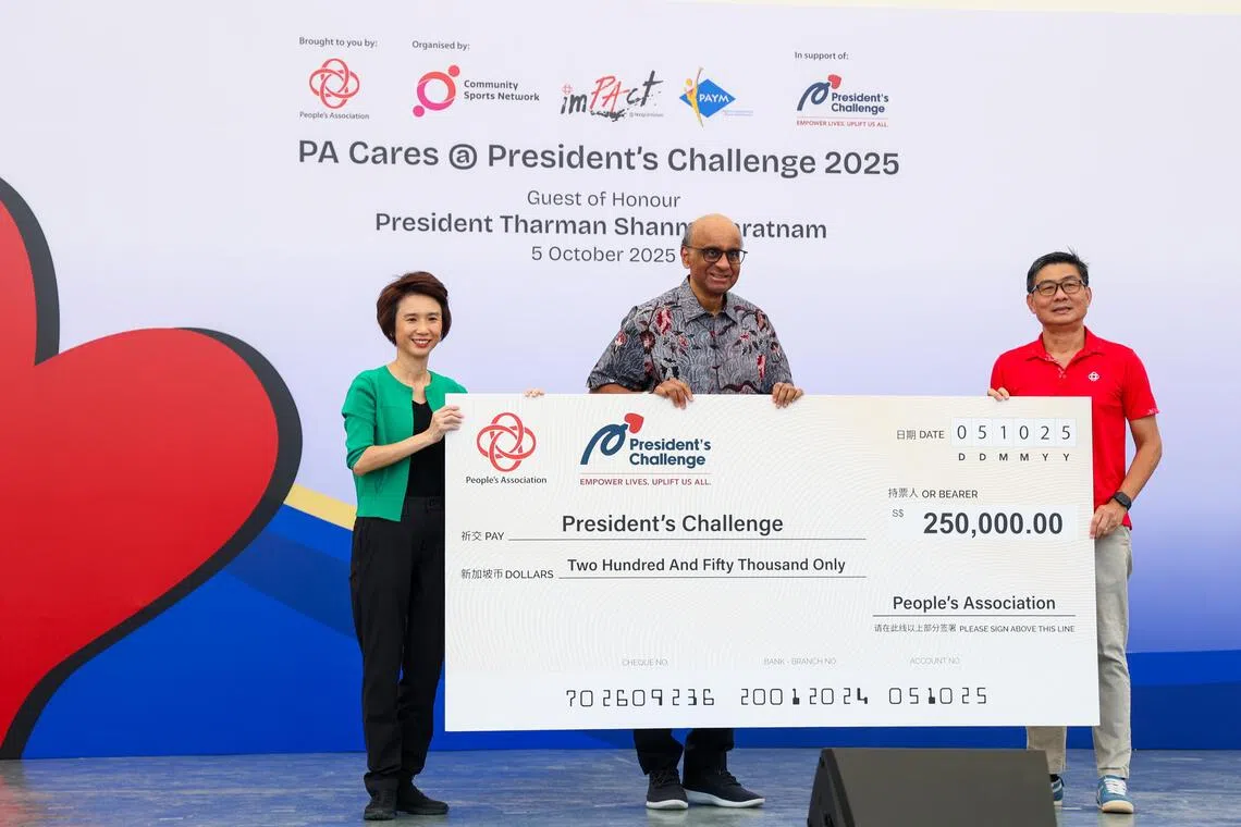 配合总统挑战， 人协星期天（10月5日）举办包容体育社区活动。作为主宾的尚达曼总统（中）与贸工部兼文化、社区及青年部高级政务部长刘燕玲（左），象征式接收人协总执行理事长卓荣能（右）转交给总统挑战的25万元捐款支票。（林明顺摄）