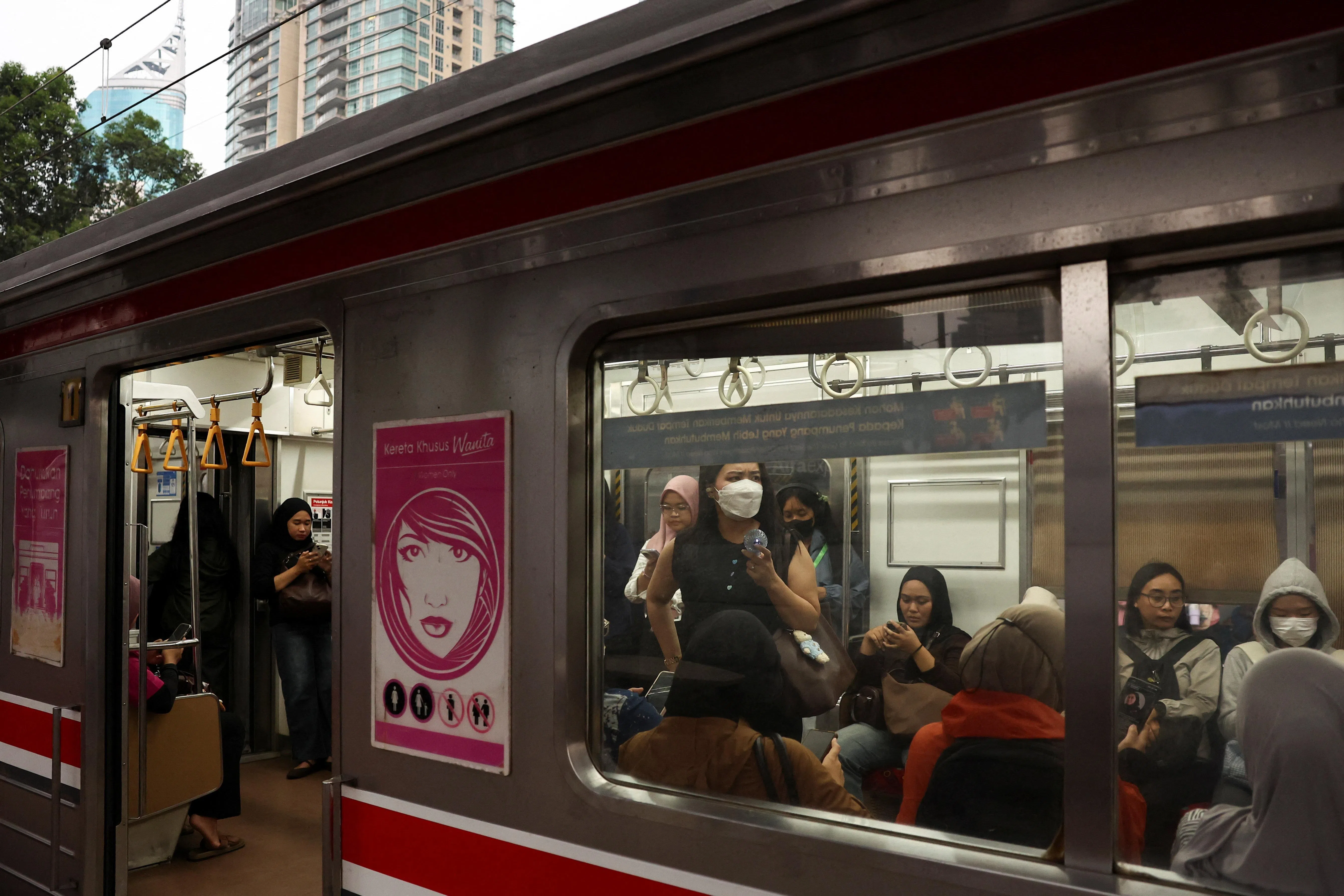 交通运输专家指出，由于缺乏私人交通工具，印尼女性比掌握电单车和汽车等家庭资产的男性更依赖负担得起的公共交通。图为雅加达一列通勤列车的女性专用车厢，在星期三（4月29日）交通高峰时段载满了女性乘客。（路透社）