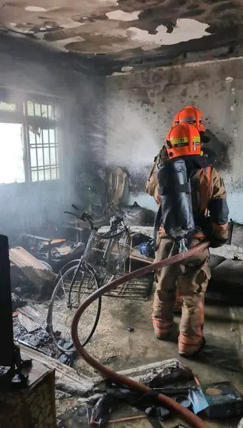 火患涉及一个房内的物品，消防员用一支水枪将火扑灭。（取自新加坡民防部队脸书）