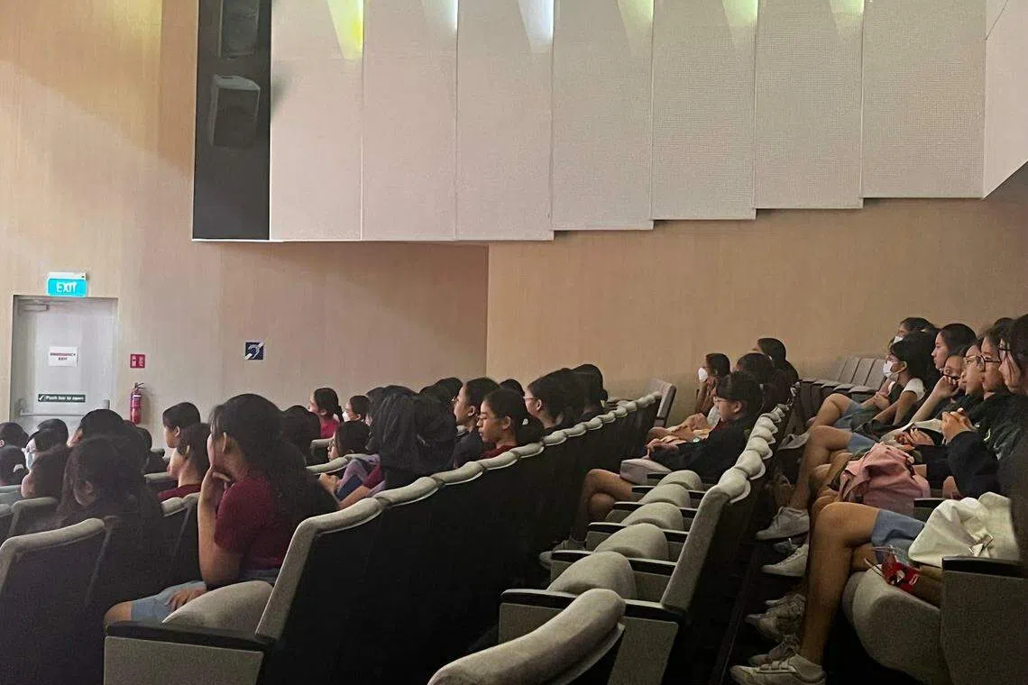 新加坡女子小学小六学生和立化中学高一学生一起观赏“相声来了2023”。（作者提供）