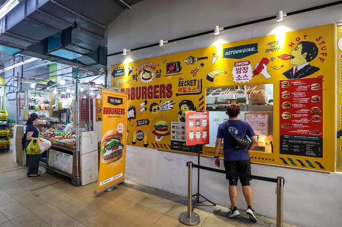 榜鹅Pungol Plaza一角隐藏着一家韩式汉堡店，只供外带但生意火红，经过记得来试试！（摄影 / 刘永健）