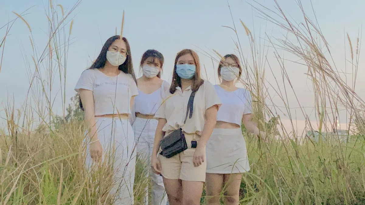 义安理工学院学生易钧莹（左起）、王可渝、符孜晴和叶璟慧在毕业项目中到新加坡各个自然景点游玩，希望鼓励更多年轻人接近大自然。（受访者提供）