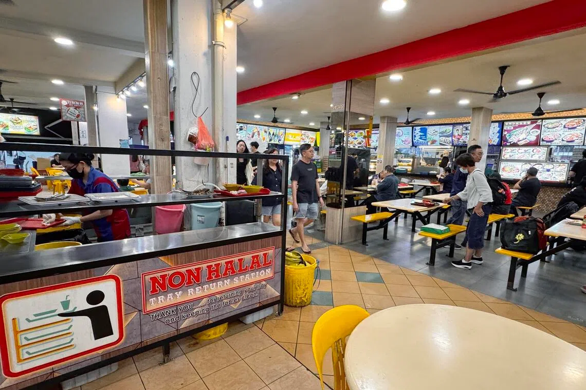 根据饮料瓶罐退费制，咖啡店业者可以选择自愿设立回收点来回收空瓶罐，并非强制要求。（周国威摄）