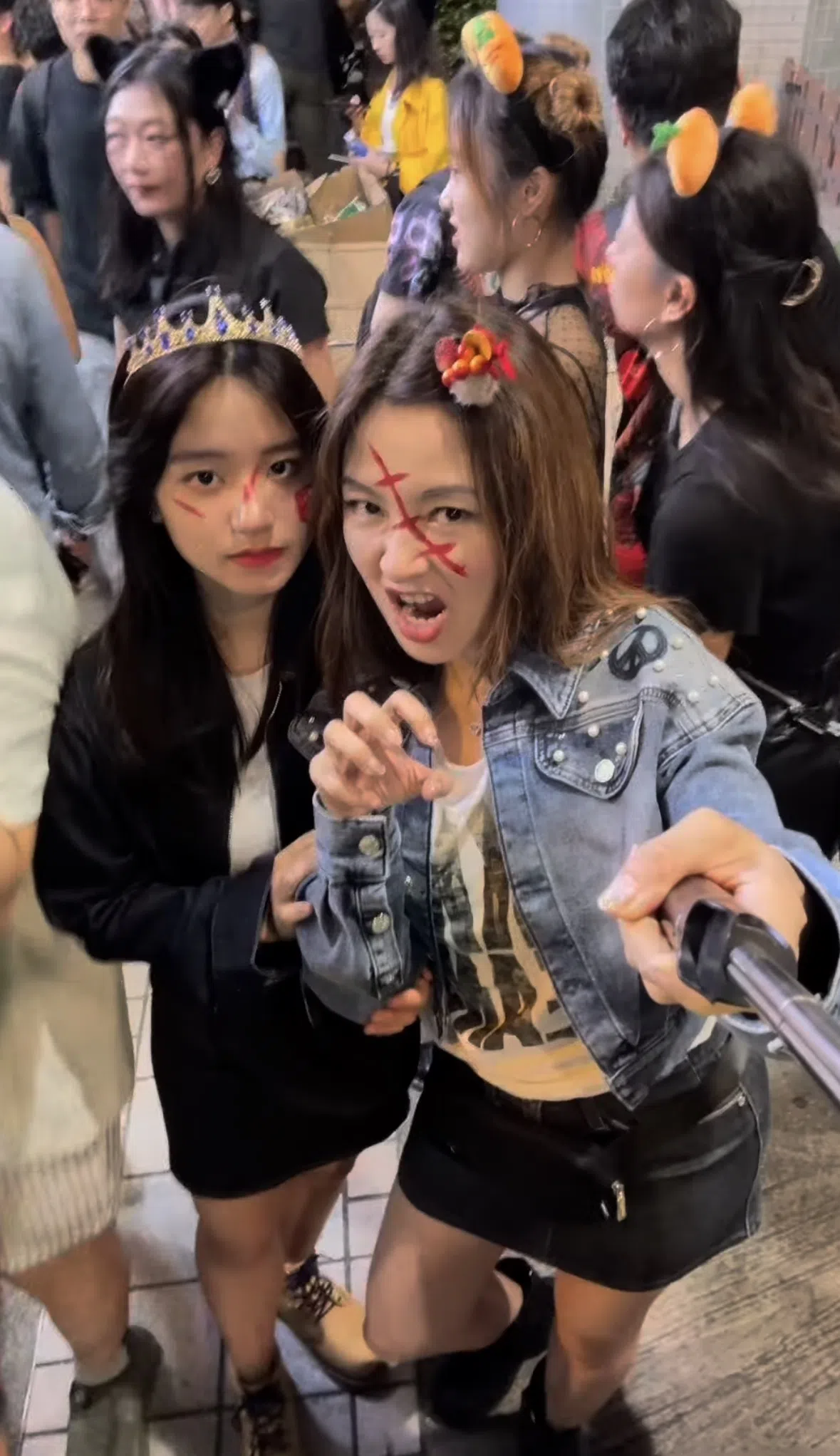 陈秀丽（右）和16岁女儿在香港街头欢度万圣节。（取自陈秀IG）