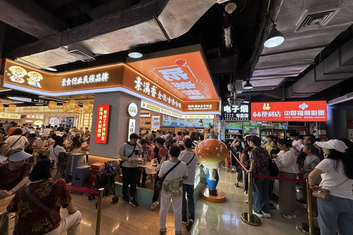 深圳素食自助餐馆“素满香”门庭若市，有些食客甚至愿意排队等待30分钟，只为吃上29元的自助餐。（林煇智摄）