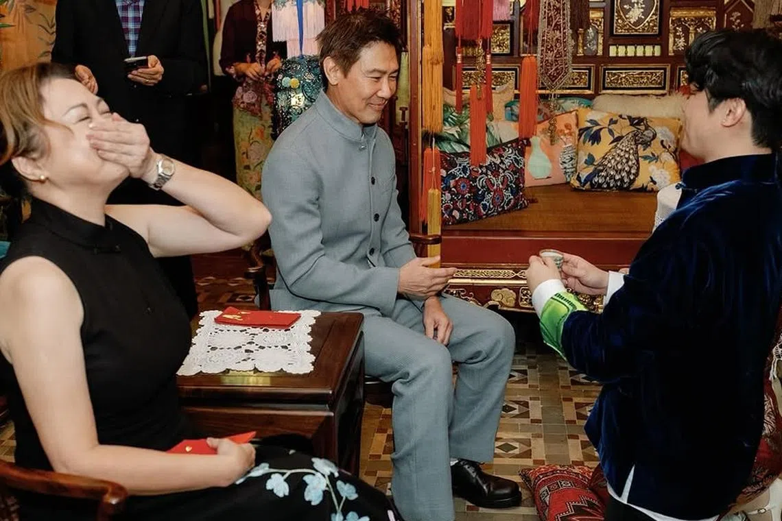 向云（左）看到儿子陈熙（右）给陈之财（中）敬茶，笑开怀。（取自陈熙IG）