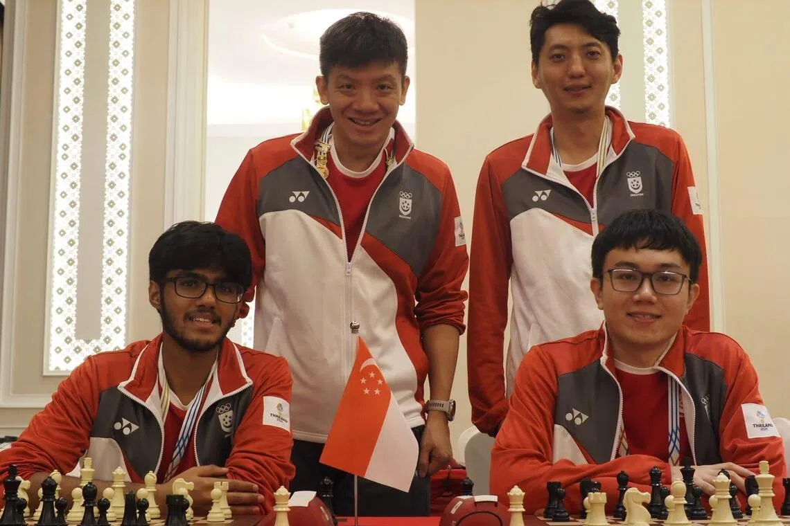 张景尧（前排右）和悉达多·贾加迪什（前排左），在国际象棋男子双人快棋赛得铜。后排左为新加坡国际象棋总会首席执行官吴伟铭。（受访者提供）