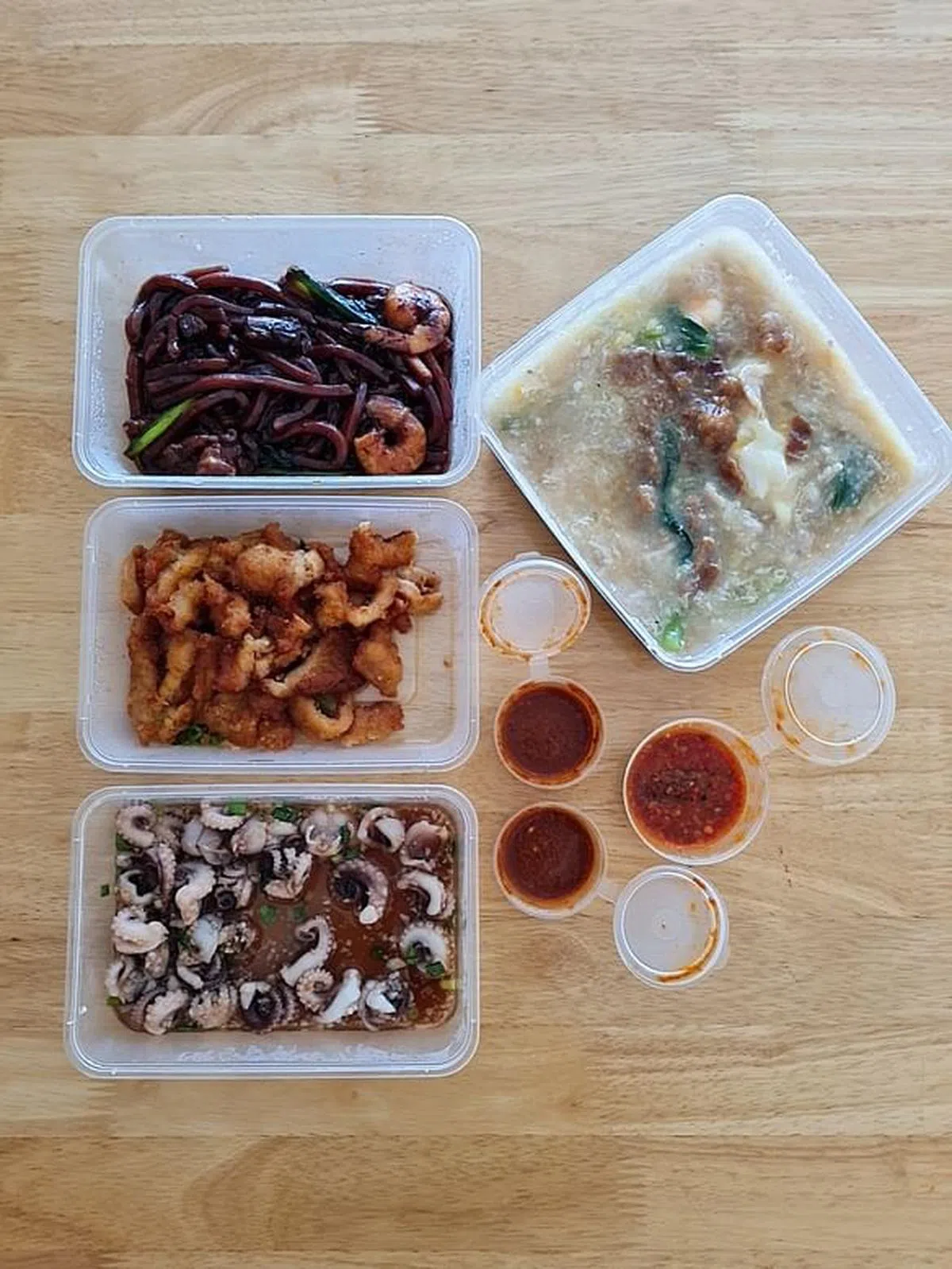 怡保德记仔炒粉的大碌面、滑蛋河与配菜。（叶晓虹摄）