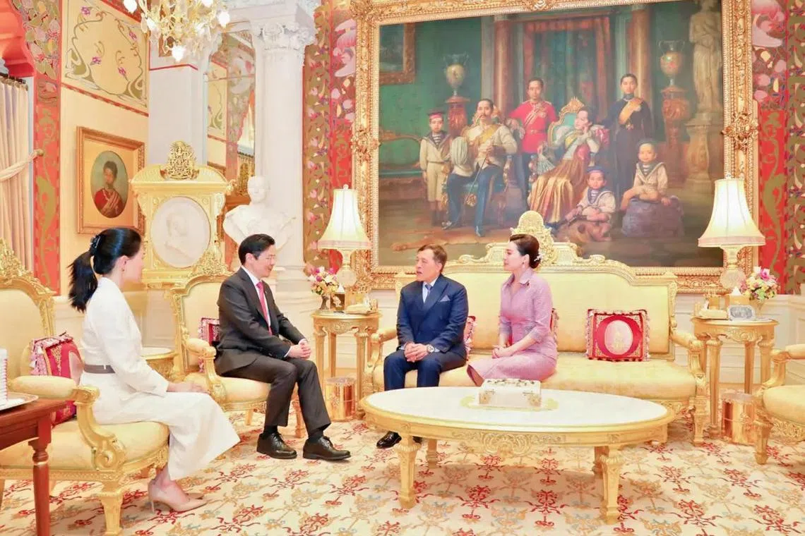 在泰国进行介绍访问的黄循财总理（左二）和夫人吕子蕊（左一），在律实宫会见泰王哇集拉隆功（右二）和王后苏提达（右一）。（泰国王室事务局提供）