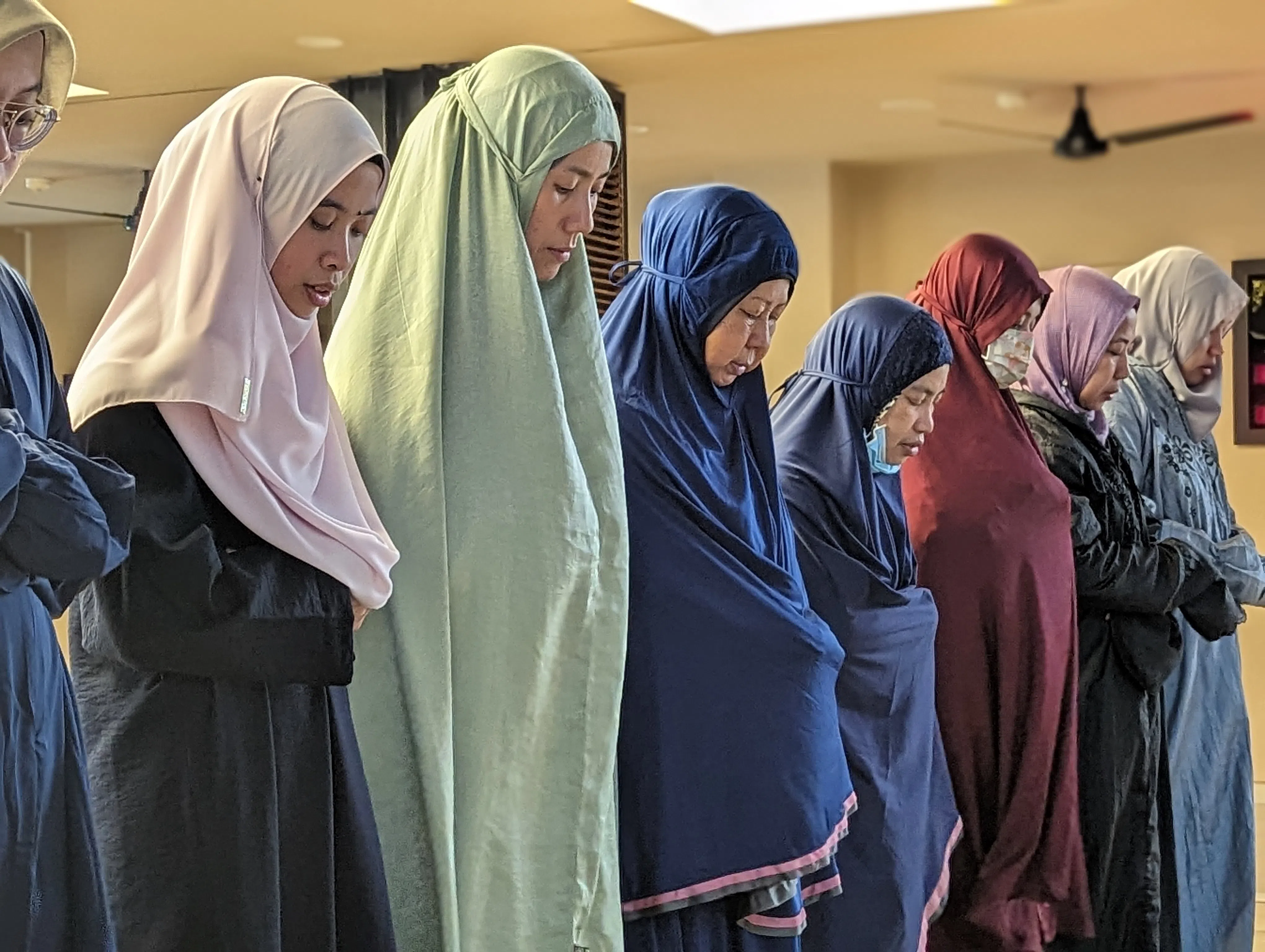 在家人的支持下，黄劲艺2021年皈依回教。如今，她的日常生活依循每天五次祈祷而规划。（杨雯婷摄）