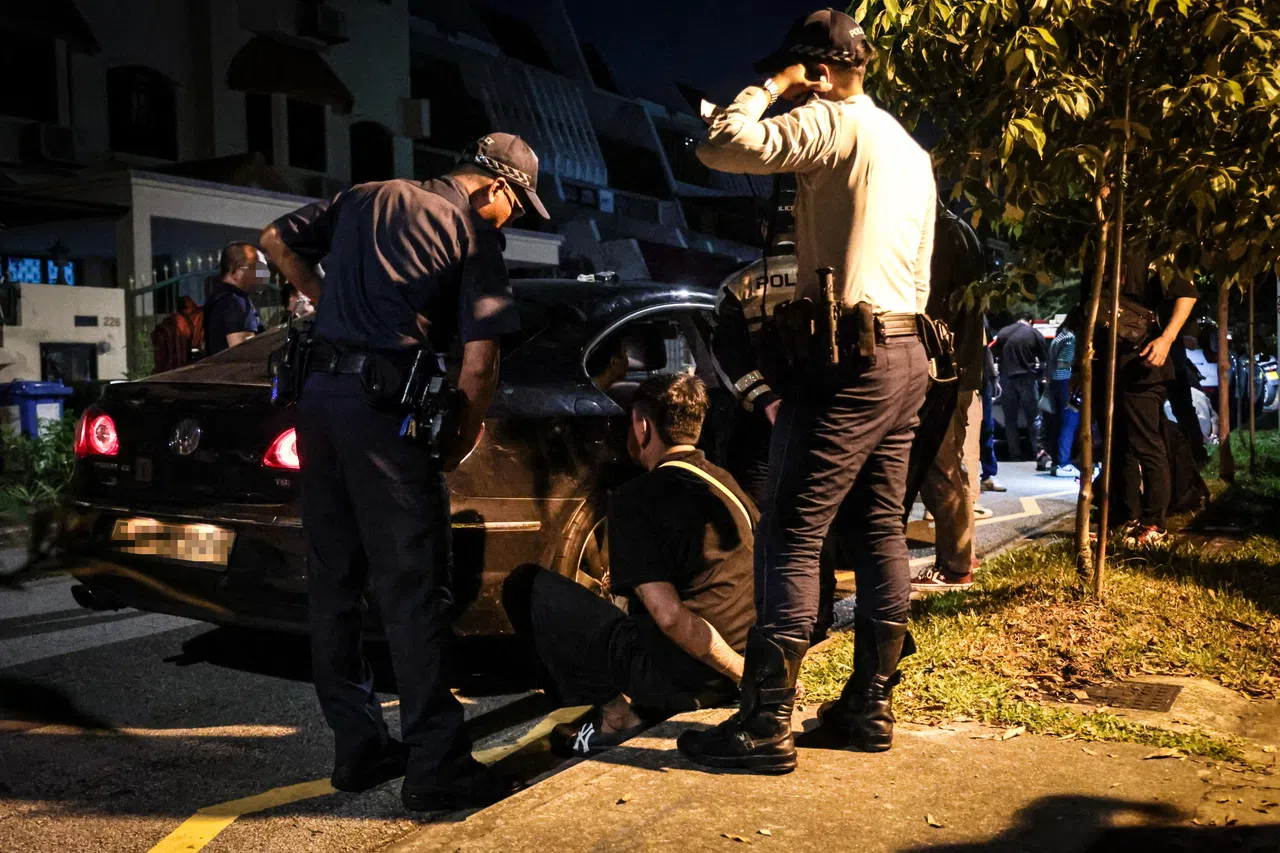 交通警察上星期五在如切周围巡逻时，在奥南路发现一辆可疑车辆后，逮捕车上三名涉毒男子。（张俊杰摄）