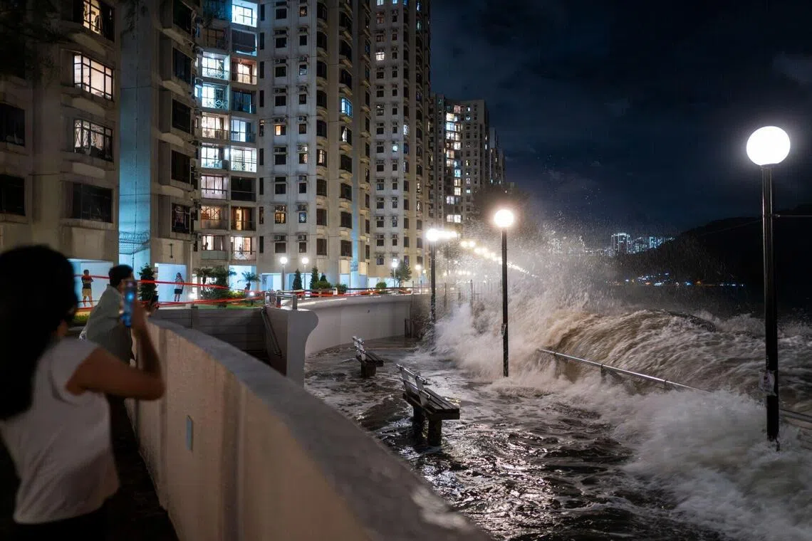 海水冲击香港居住区旁的长廊。（彭博社）