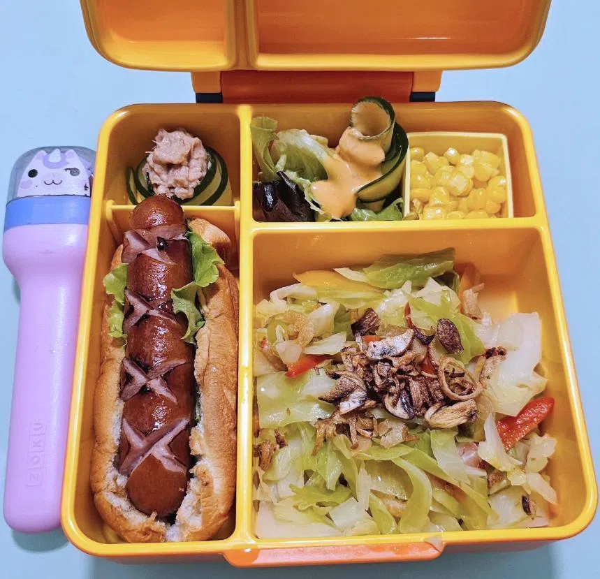 彭雪梅说，女儿低年级小学时偏爱家里煮的食物。到了小学三年级，女儿开始要求自己买食物，她就改为准备比较简单的点心盒。（受访者提供）