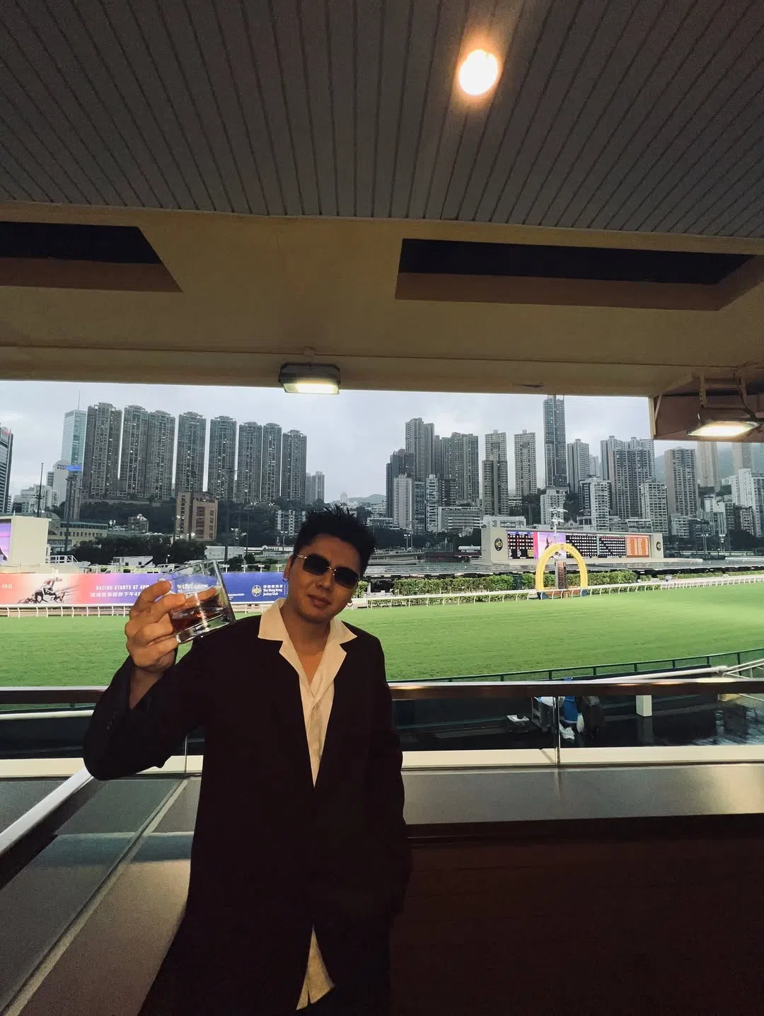 《大展鸿图》MV在香港跑马地马场拍摄，视频在YouTube上线一个多月，目前已突破600万点击量。（取自揽佬IG）