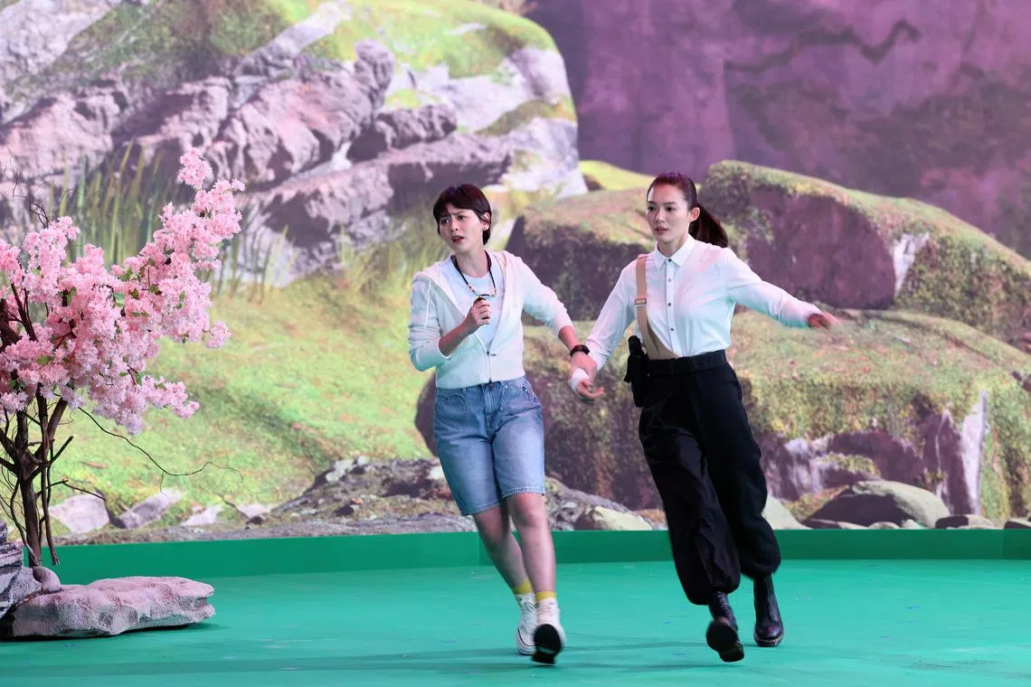 何盈莹（左）和周智慧在虚拟制作摄影棚的LED墙前面演戏。（龙国雄摄）