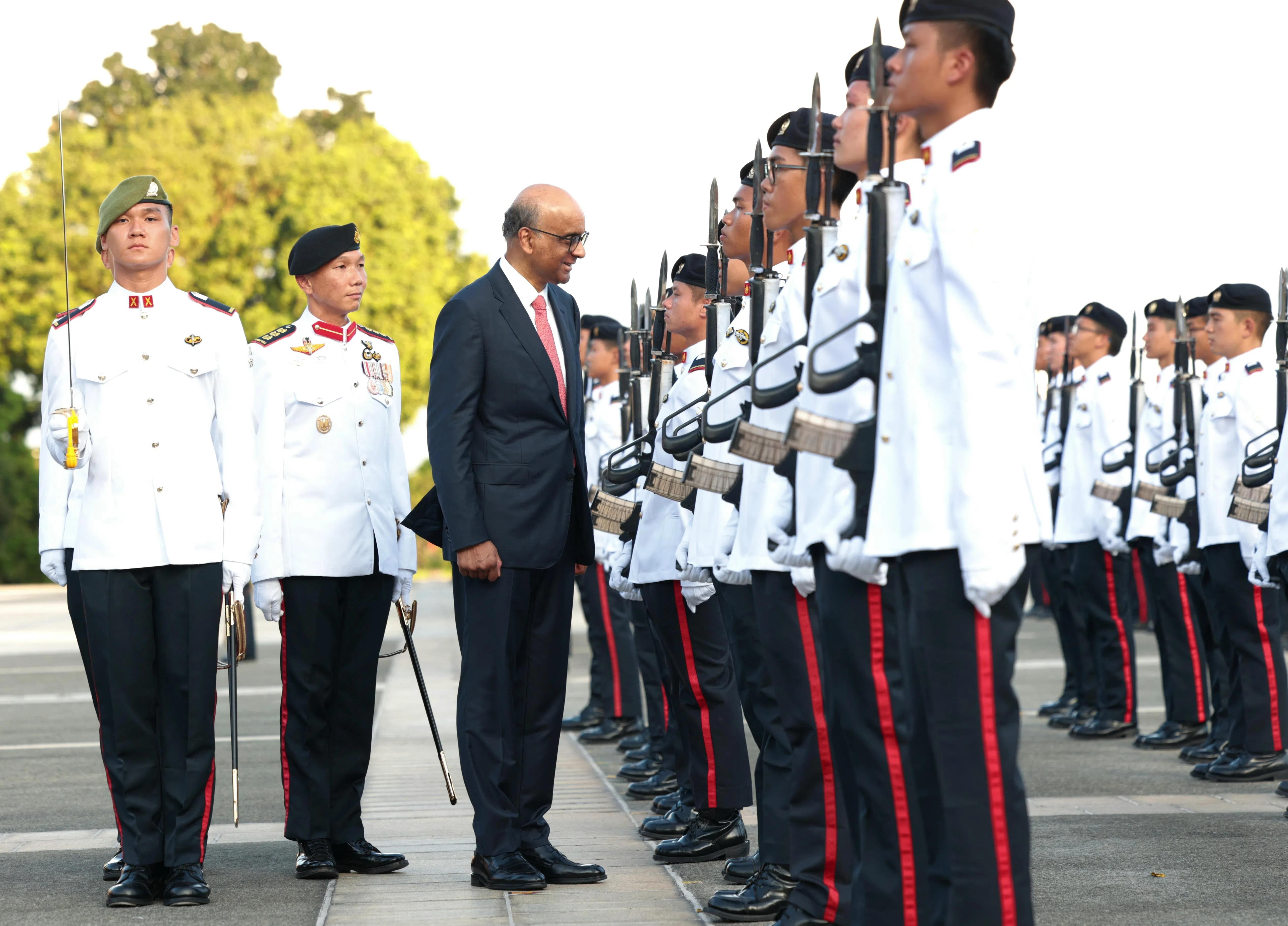 尚达曼总统（左三）以检阅官身份出席星期六在新加坡武装部队军事训练学院举行的见习军官结业典礼，并在见习军官学府司令黄培滨上校（左二）的陪同下，检阅见习军官队伍。（梁麒麟摄）
