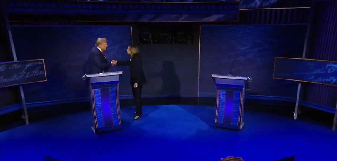 社媒用户据报在辩论一开始就上载哈里斯走向特朗普，与他握手并自我介绍的那一刻的短片。（视频截图）