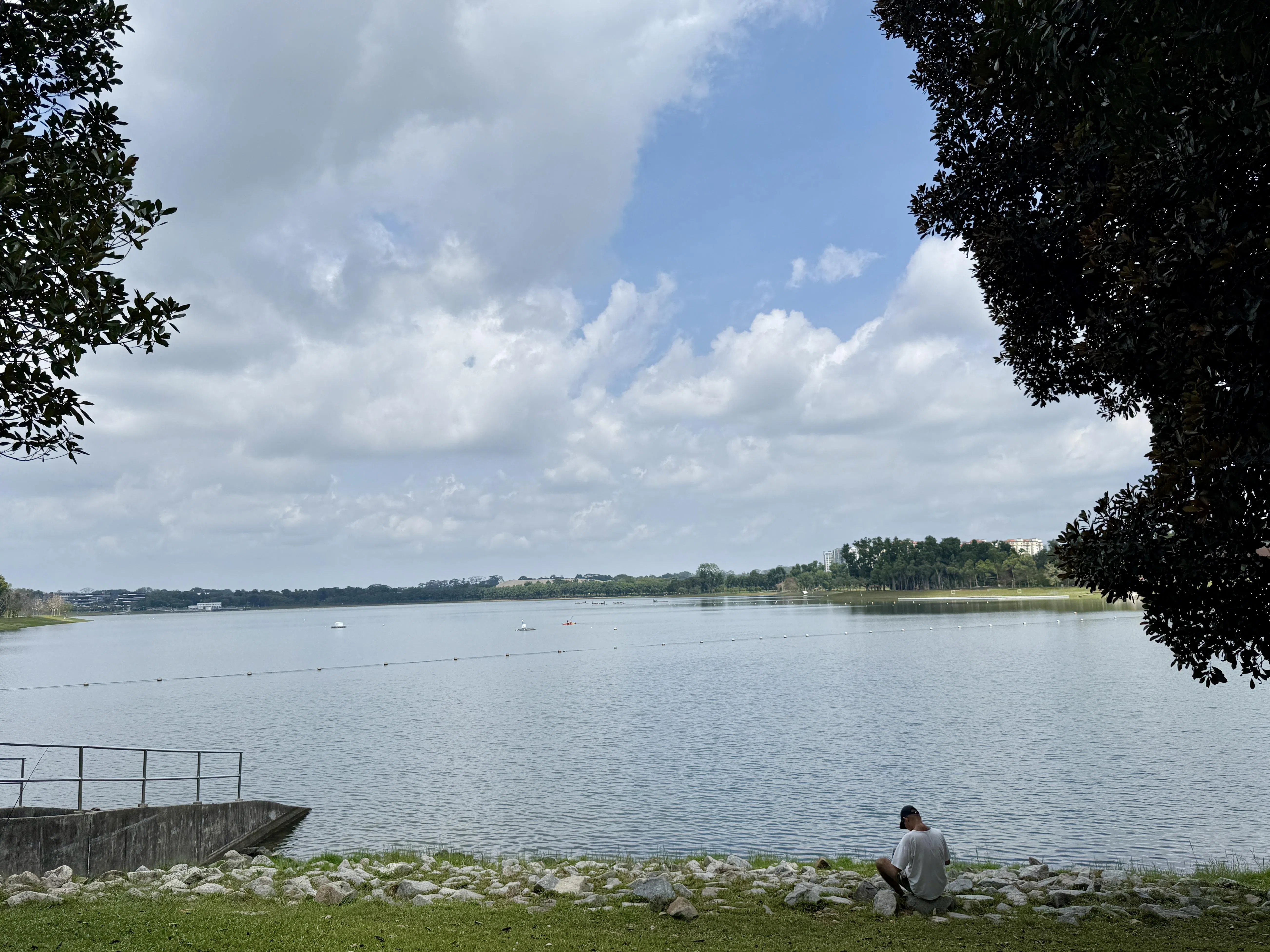 身处水畔能感觉心跳慢下来，把勿洛蓄水池形容为一帖“蓝色处方”应该不为过。（陈映蓁摄）