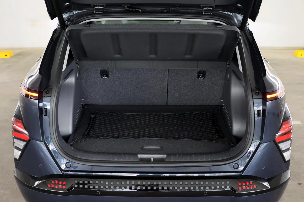 行李厢空间为466升，若将后座折叠平放，空间会大增至1300升。（龙国雄摄）