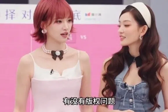 黄灿灿（左）唱歌前先问“有没有版权问题”。（视频截图）