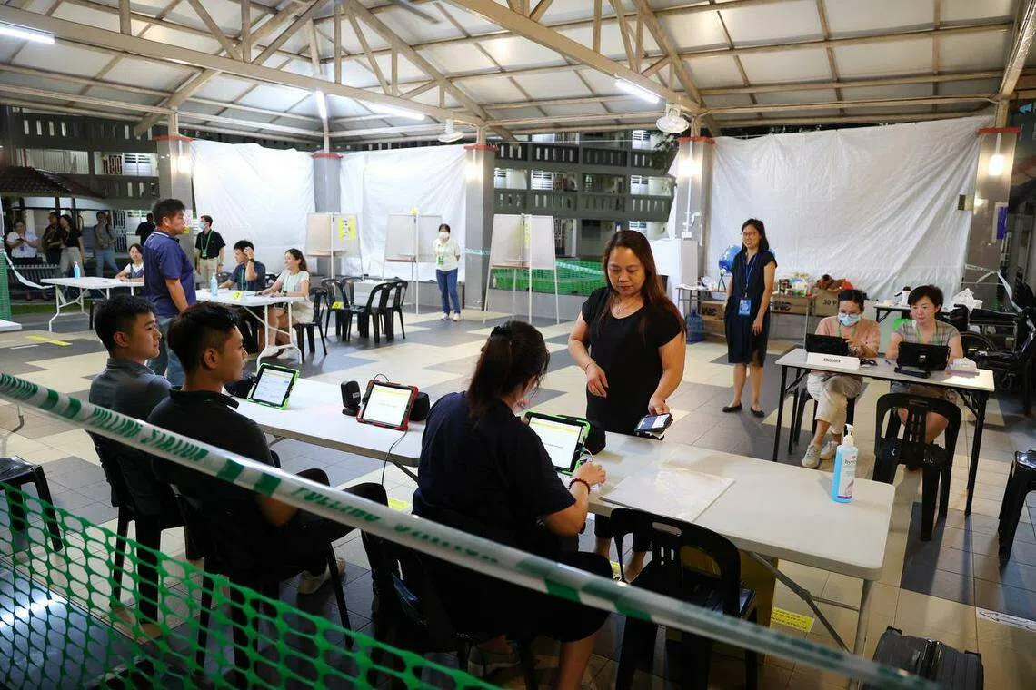 投票结束倒数15分钟，58岁的选民余秀云在完成家务后，到住家附近的大巴窑5巷第62B凉亭的投票站，投下一票。 （林明顺摄）