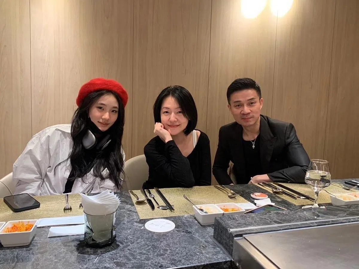 小S日前为二女儿Lily（左）庆生，右为小S老公许雅钧。（取自IG）