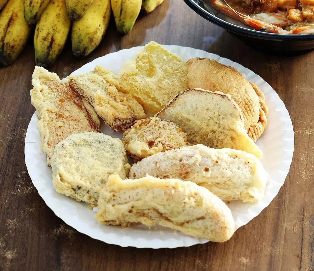 Boon Pisang Goreng的炸件面糊薄，少油香脆。（蔡家增摄）