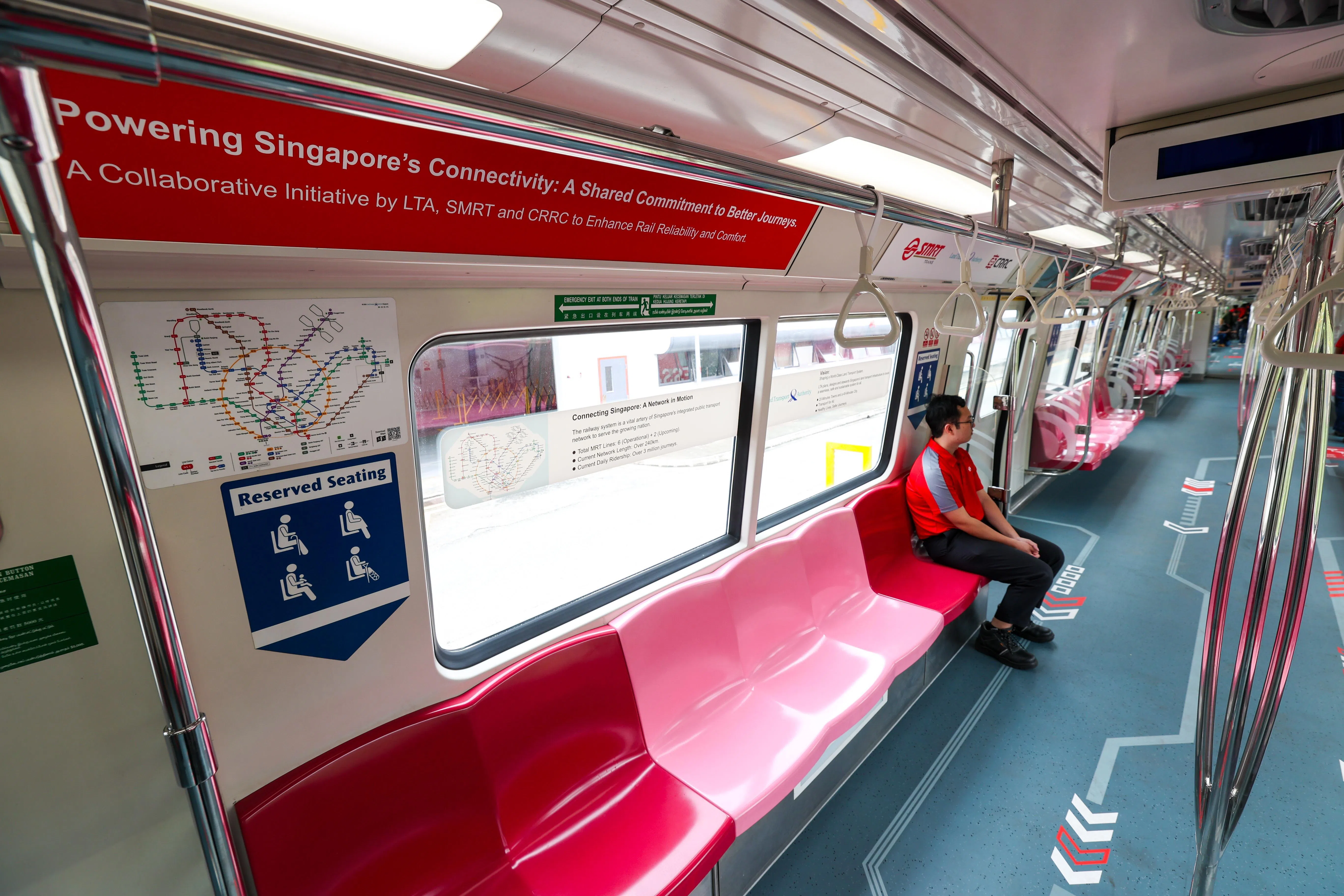 概念验证列车的车厢内，地上印有箭头指引，窗口位置则贴上说明，介绍地铁服务运作的发展，以及这列概念车所测试的新型系统功能。（林明顺摄）