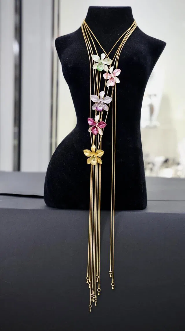 这款有五种穿戴法的“毛衣链”，是王品华推出的首套胡姬花主题首饰。（特约陈福州摄）