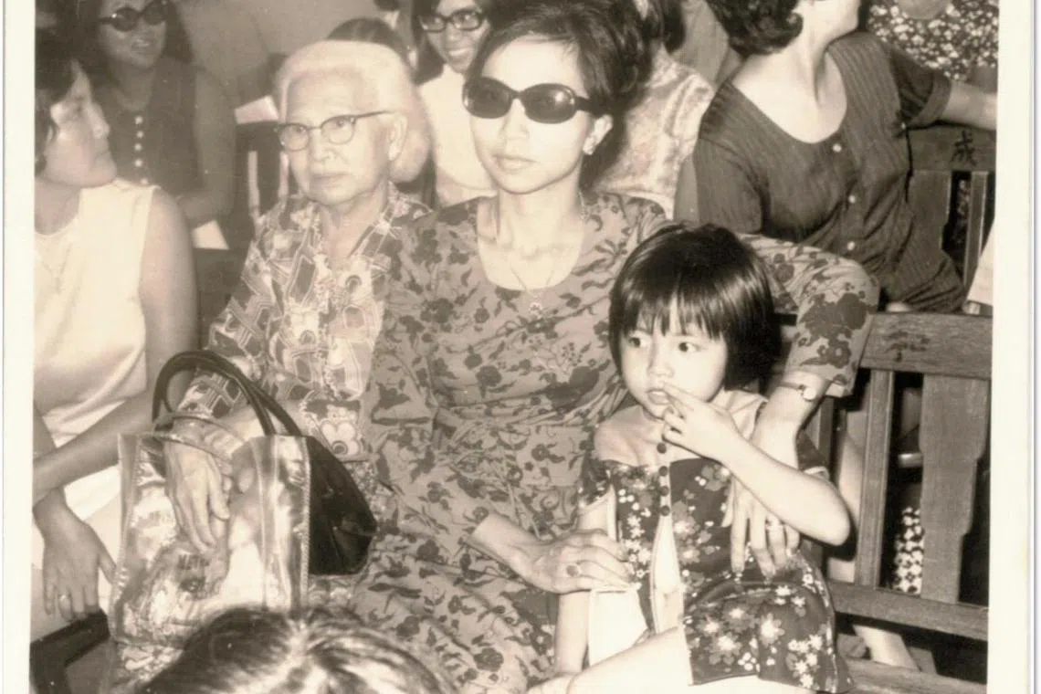 五岁的陈淑珊（右），跟妈妈和外婆的三代合影。那天，是她人生中第一次上台演讲。（受访者提供）