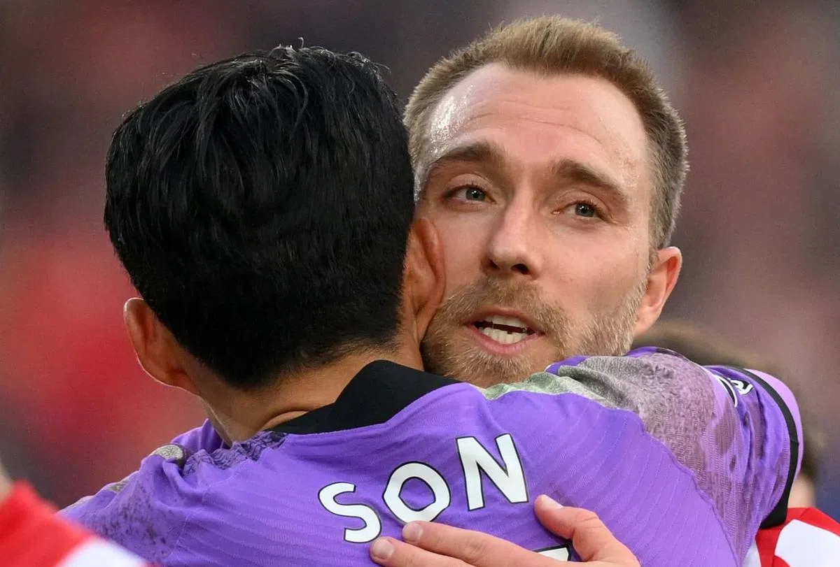 埃里克森（右）赛后和老队友孙兴慜拥抱。（法新社）