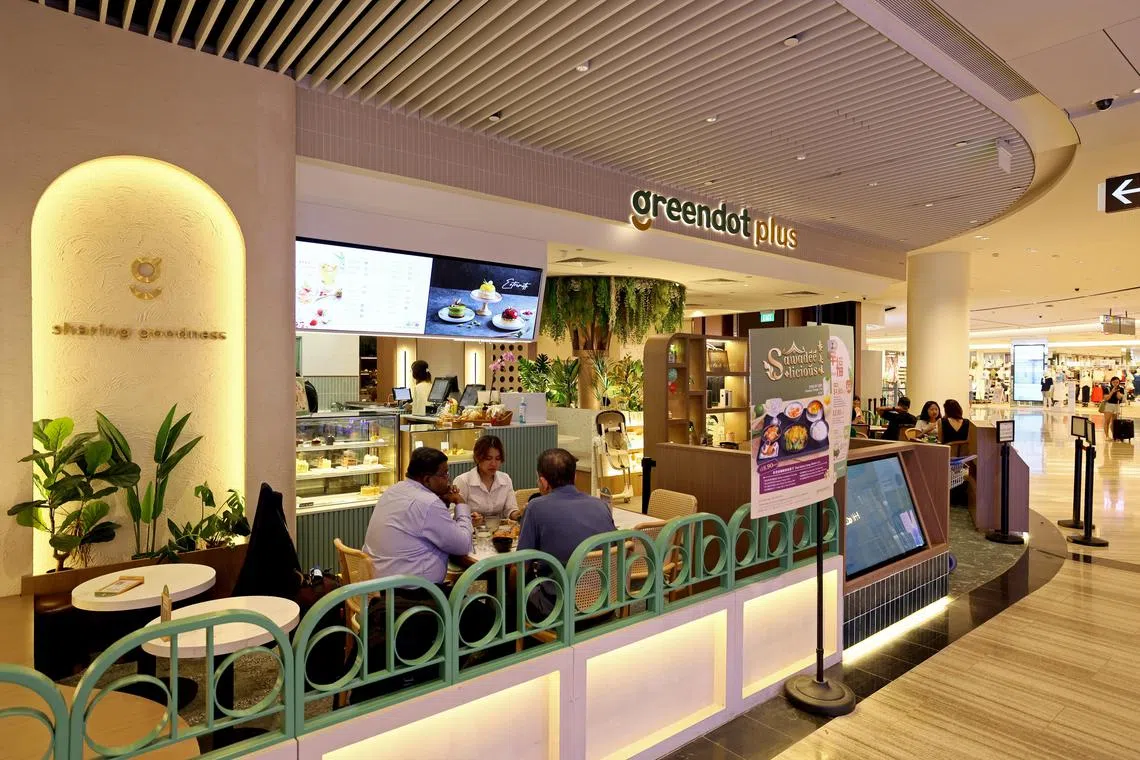 Greendot Plus位于星耀樟宜B1楼层，是机场少有的素食餐馆。（龙国雄摄）