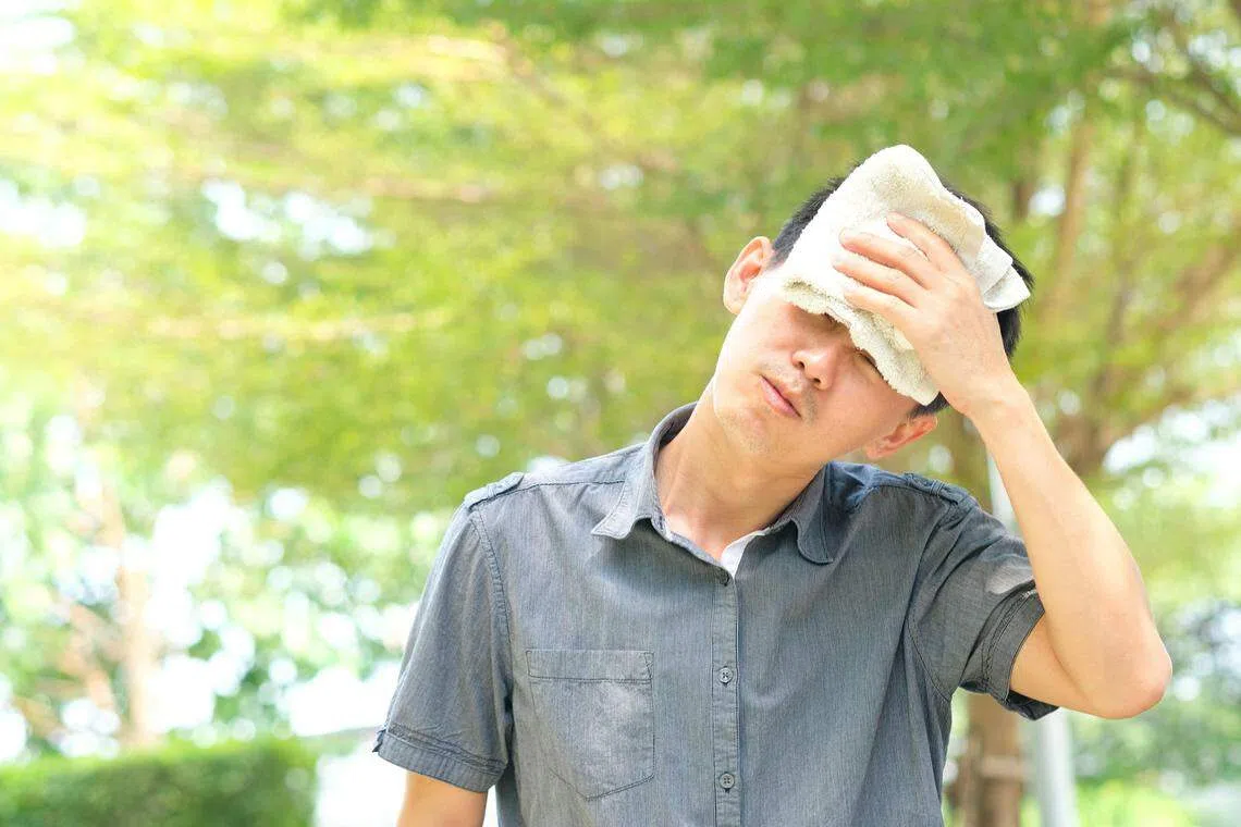 感觉热过头时，不妨在头部或颈部敷上冷的湿毛巾。（iStock图片）